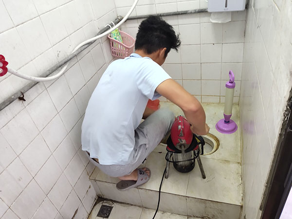 寮步镇管道堵塞冒臭气 专业师傅现场解决问题