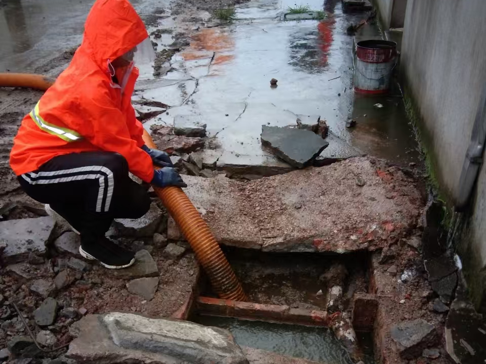 寮步镇专业清理污水池 炜誉市政以规范流程守护城市 “肠道”